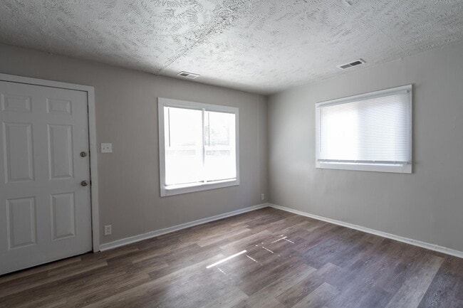 Building Photo - EAST SIDE 2 BEDROOM AVAILABLE NOW!