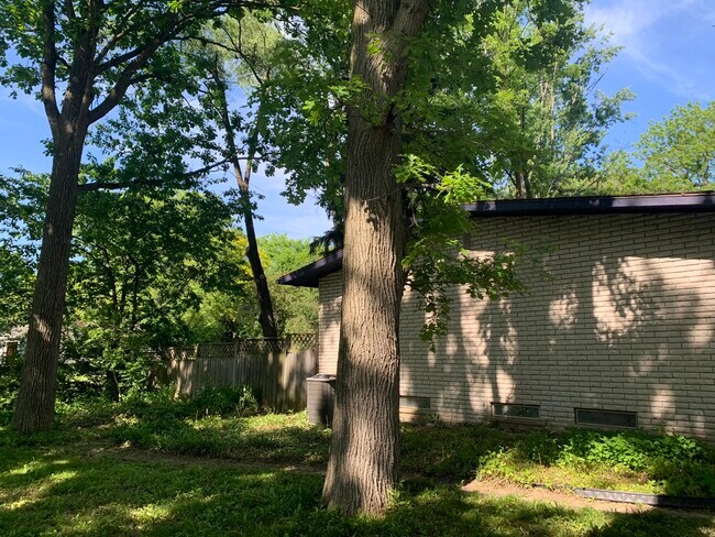 Building Photo - 3533 Frederick Dr