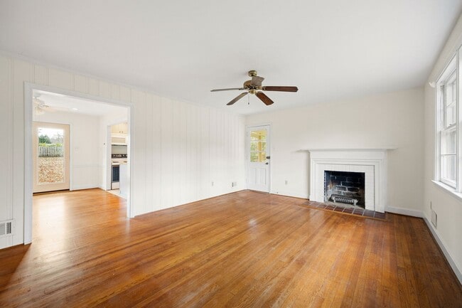 Building Photo - Stratford Hills Brick Ranch