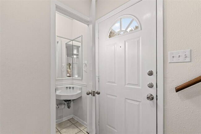 Building Photo - 2800 Westhill Dr