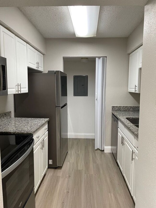 Building Photo - Wonderful 2/1 Condo - ** Move in Special HALF off your first months rent** Available Now !