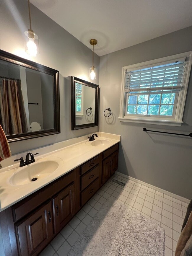 Building Photo - 1685 Lochcrest Dr