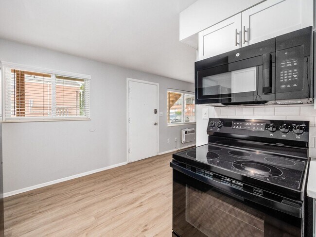 Building Photo - 593 Riverview Dr