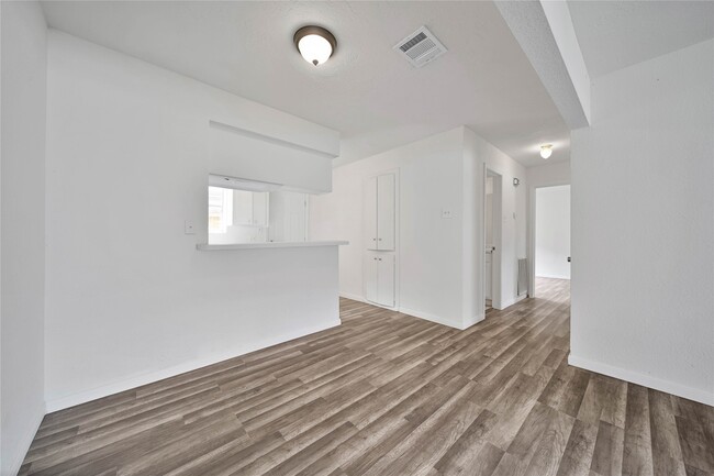 Building Photo - 10006 Neuens Rd