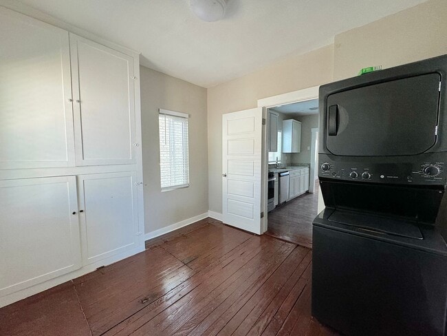 Building Photo - 2 bed w/REFRIG A/C and HUGE finished basem...