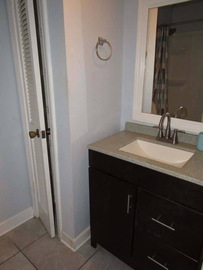 Building Photo - Close to schools, shopping & hospitals!