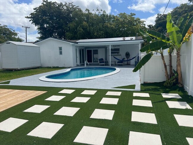 Building Photo - 5311 Pierce St