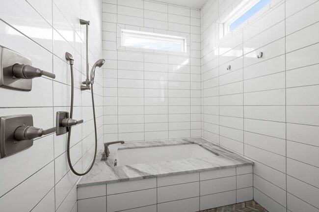 Building Photo - Modern 3BR/3.5BA home in Sylvan Summit, just minutes from downtown!