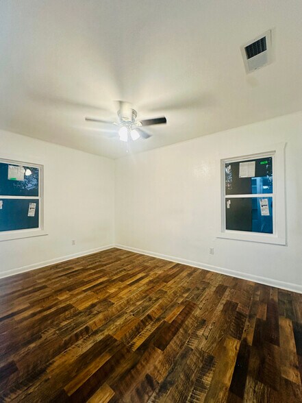 Building Photo - 2098 Pinecroft Cir