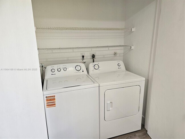 Building Photo - 2880 N Oakland Forest Dr