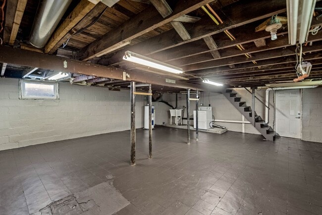 Building Photo - MOVE IN TODAY TO THIS UPDATED 3 BEDROOM HOUSE IN MOON TOWNSHIP! Move-in gift available, a brand-n...