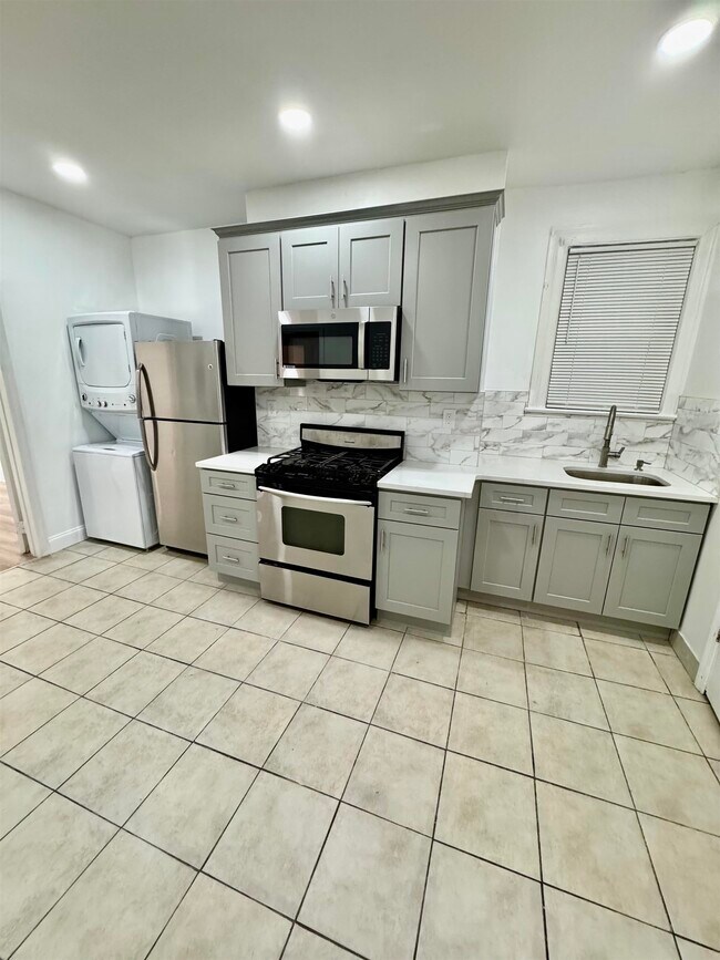 Building Photo - 204 Zabriskie St