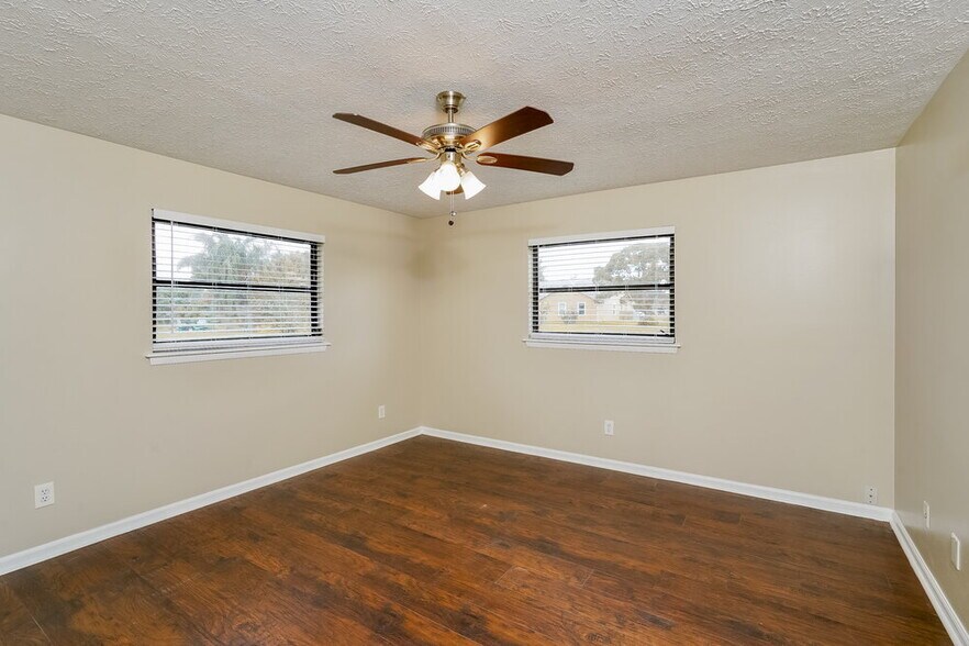 Building Photo - 452 SW Sansom Ln