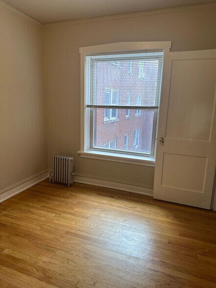 Building Photo - 4033 W Melrose St