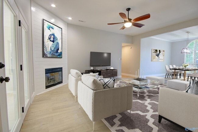 Building Photo - 205 Jarrett Ln