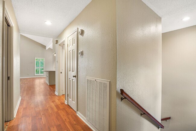 Building Photo - 9 Lakeview Manor