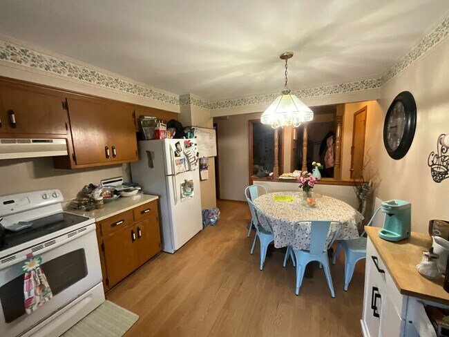 Building Photo - 3850 S 75th St