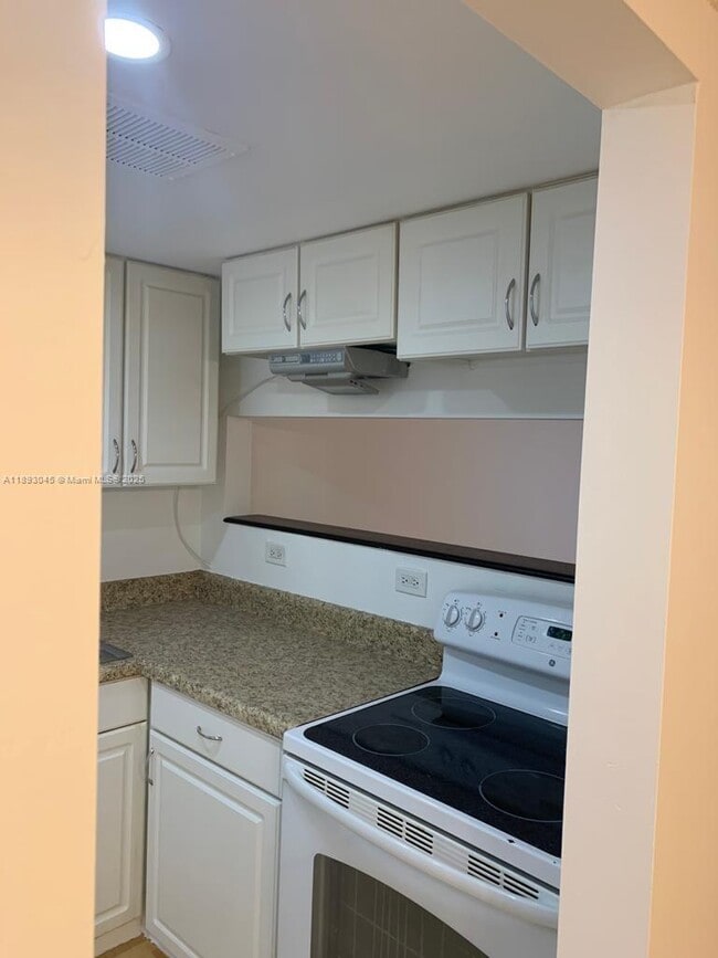 Building Photo - 3730 Inverrary Dr