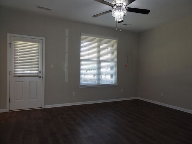 Building Photo - 4 Bedroom 3.5 Bath 3 Story Townhome for Re...