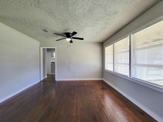 Building Photo - Welcome to this inviting single-family residence in the desirable South Park/Sunnyside area of Ho...