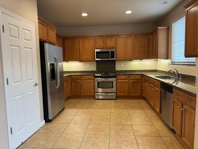 Building Photo - Corner lot Roseville property!