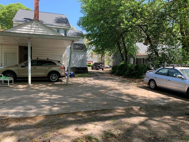 Building Photo - 606 S Elm St