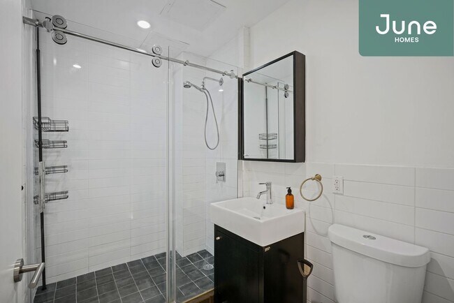 Building Photo - Full room in 3-bed/1.5-bath Home