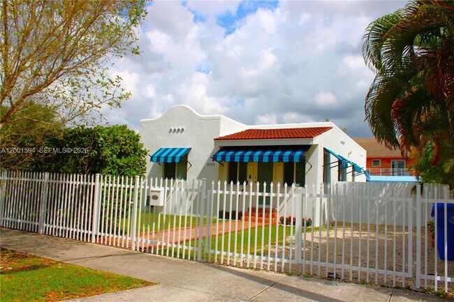 Building Photo - 2253 SW 10th St