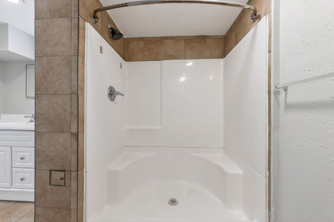 Building Photo - Gorgeous 3/2 townhome in Blue Springs!