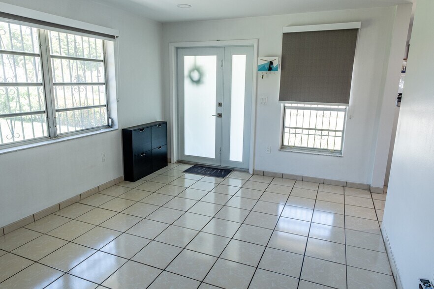 Building Photo - 1020 SW 84th Ave