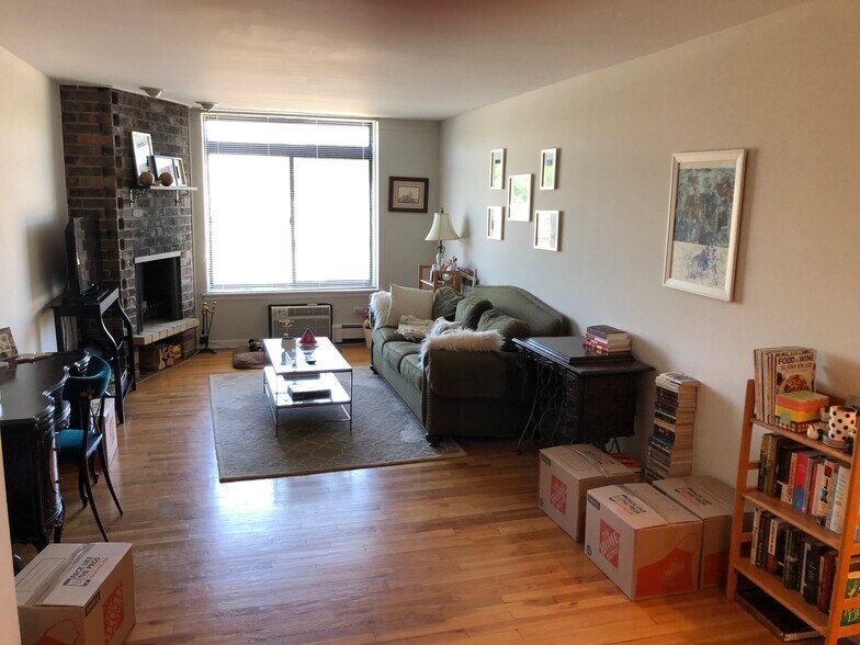 Living Room - 1750 N Mohawk St
