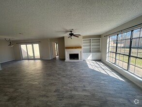 Building Photo - Spacious HOA Living