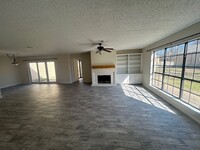 Building Photo - Spacious HOA Living