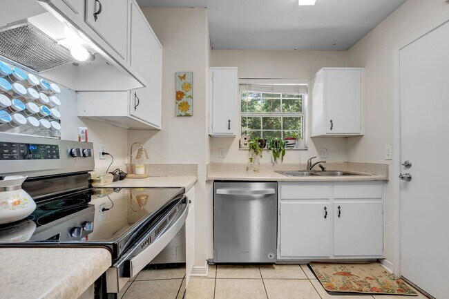 Building Photo - Updated Home Off Old Bainbridge Road