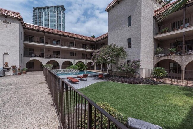 Building Photo - 505 W 7th St