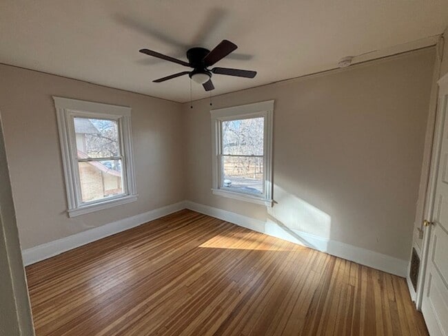 Building Photo - Beautiful Top-Floor 1Bd/1Ba Apartment with City Park Views