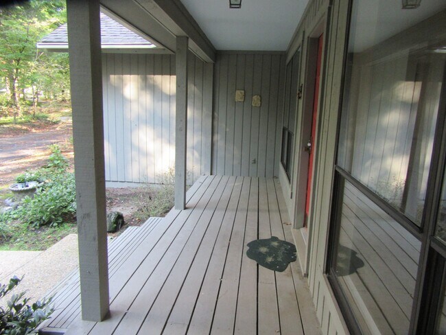 Building Photo - One-Level Golf Course Living-- Waterfront ...