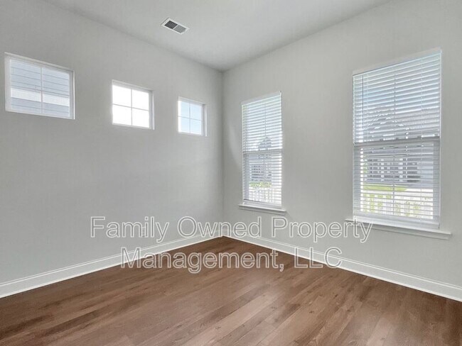 Building Photo - 420 W Respite Ln