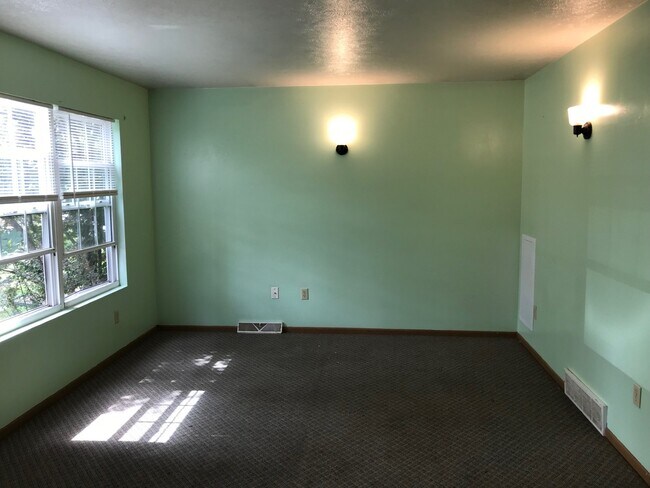 Building Photo - 204 Cherry St