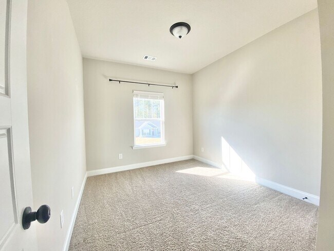 Building Photo - $1000 OFF 1st month rent!!!!Guyton Beauty!...