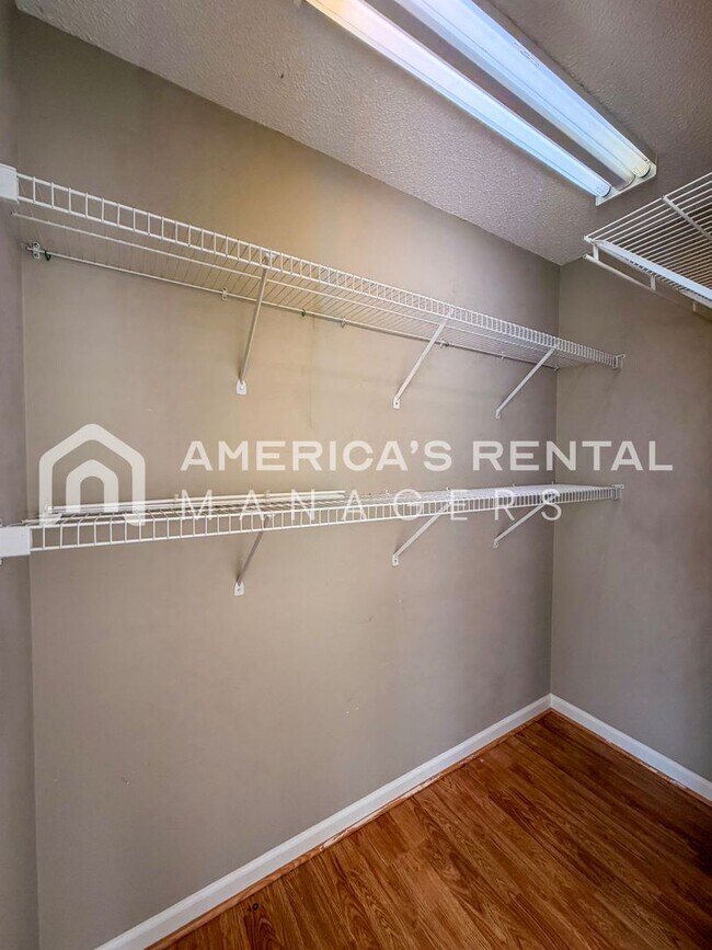 Building Photo - Inverness Area Living: Utilities Included plus Pool Access