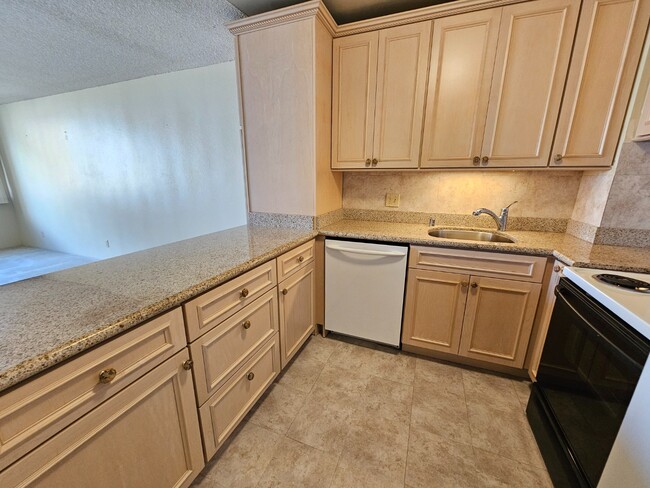 Building Photo - 1 Bed, 1 -Bath Condo for Rent! 1 Parking