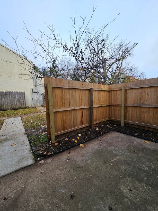 Building Photo - (1) Bed/(1.5) Bath Cardinal Creek Condo Avail NOW!