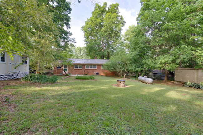 Building Photo - Spacious 3-Bed Ranch Living in Hillsborough