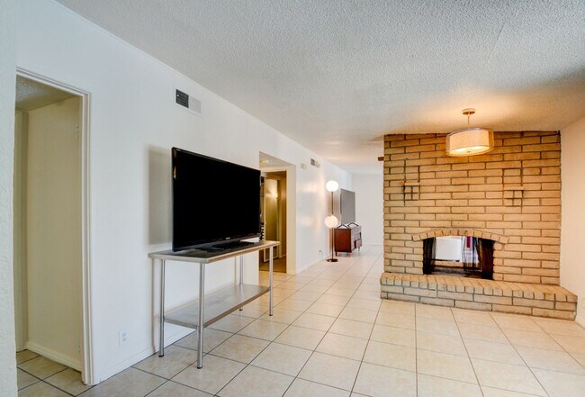 Building Photo - SPARKLING POOL! 4 BEDROOM