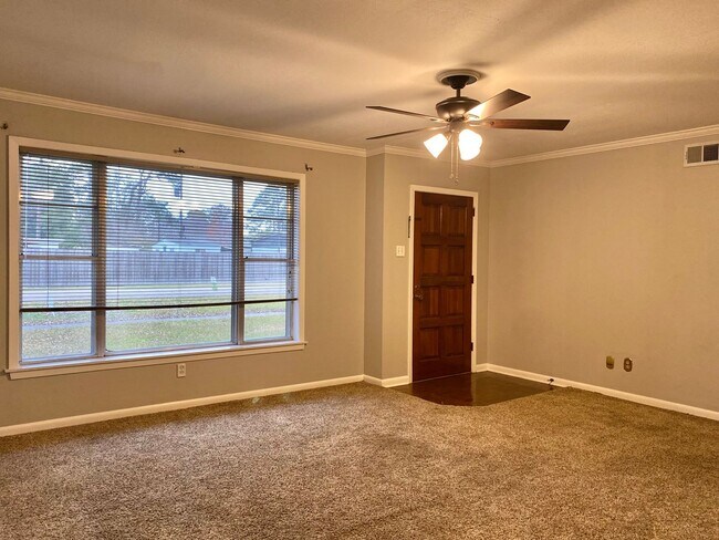 Building Photo - Charming 3 bed/2 bath home near Camellia B...