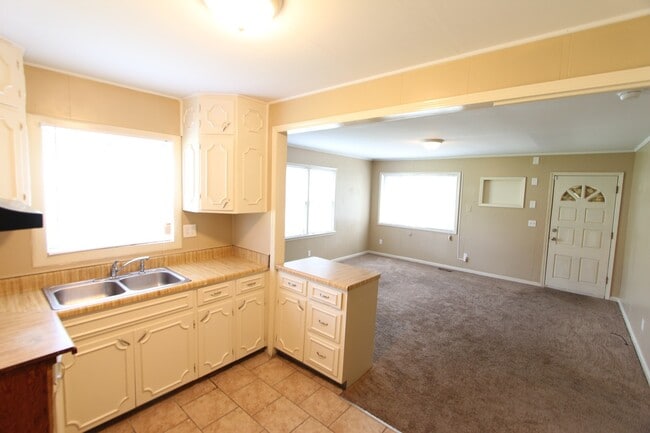 Building Photo - 3 Bedroom 1 Bath PLUS Large Den - New On T...