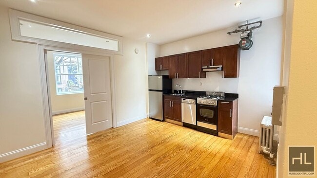Building Photo - 207-209-209 W 11th St