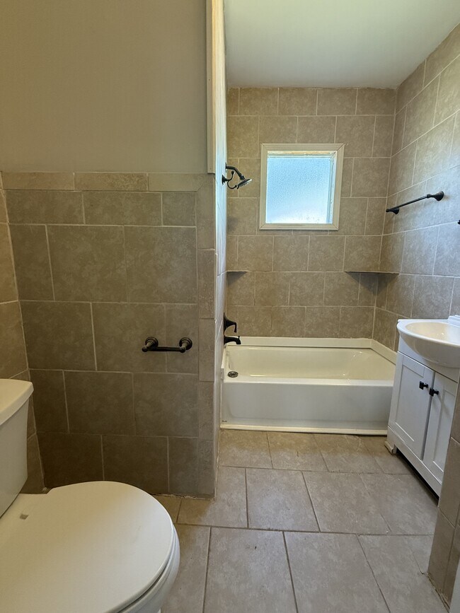 Building Photo - 1437 Woodland Ave SW