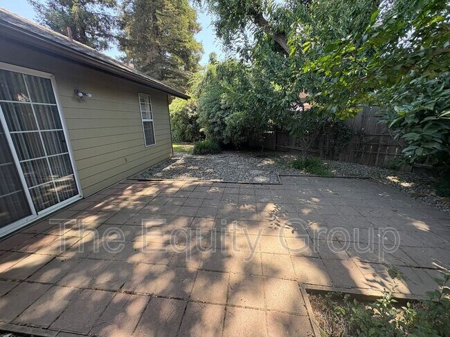 Building Photo - 519 N Aspen St